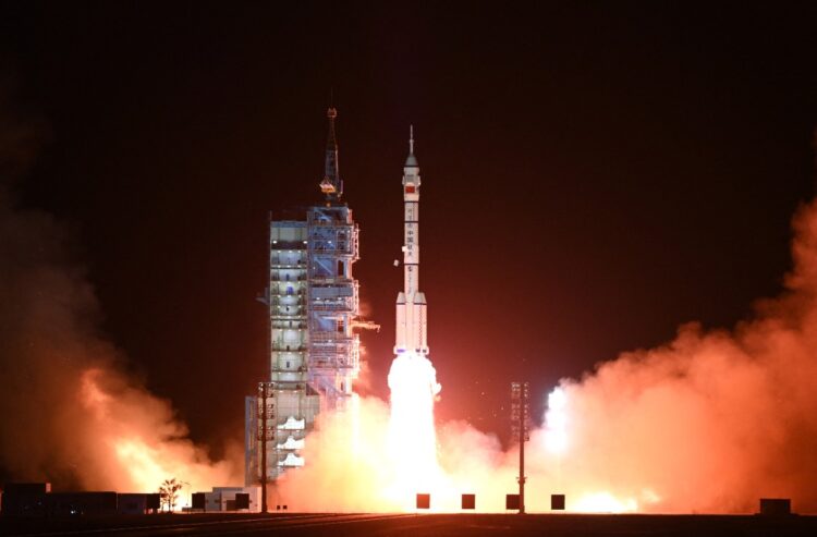 China envía tres astronautas hacia su estación Tiangong