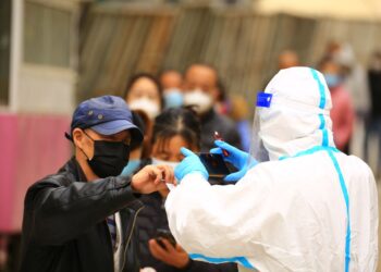 China registra récord de nuevos casos diarios de COVID-19