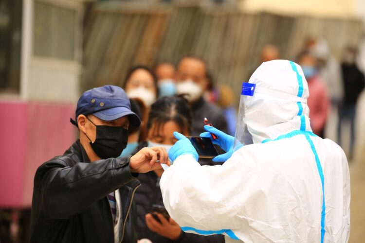 China registra récord de nuevos casos diarios de COVID-19