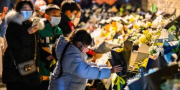 China rinde homenaje nacional y tres minutos de silencio por Jiang Zemin.