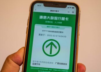 Un usuario sostiene un teléfono móvil que muestra la aplicación Mapa de Desplazamientos, el 12 de diciembre de 2022 en Nanning, al sur de China. Foto: AFP.