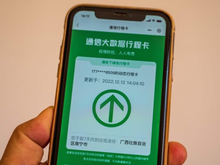 Un usuario sostiene un teléfono móvil que muestra la aplicación Mapa de Desplazamientos, el 12 de diciembre de 2022 en Nanning, al sur de China. Foto: AFP.