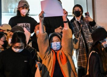 Una manifestante levanta una hoja en blanco durante una de las protestas en Shanghái, China, el 27 de noviembre de 2022. Foto: AFP.