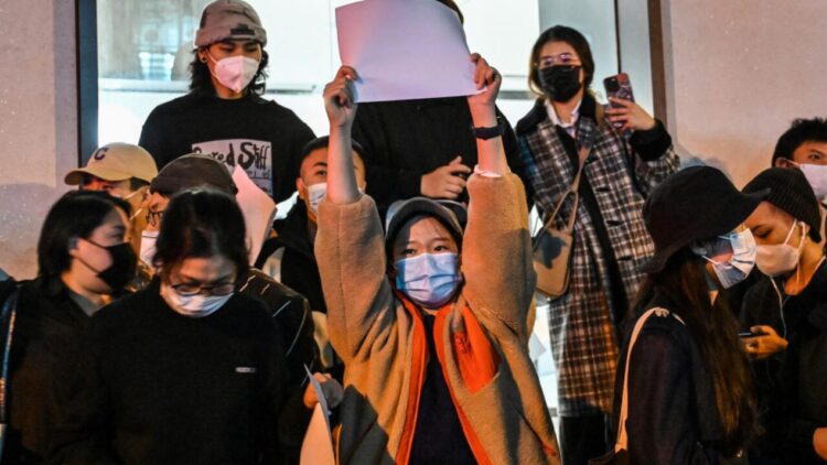 Una manifestante levanta una hoja en blanco durante una de las protestas en Shanghái, China, el 27 de noviembre de 2022. Foto: AFP.