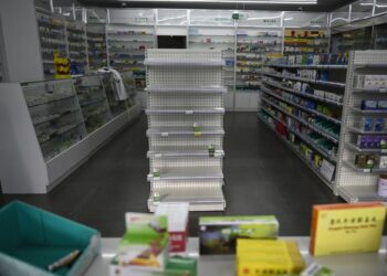 Una farmacia de Pekín aparece con estantes vacíos en medio de una ola de contagios de covid-19, el 17 de diciembre de 2022. Foto: AFP.