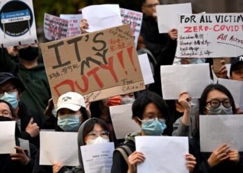 China acelerará la vacunación de personas mayores contra el COVID-19, después de las manifestaciones contra las restricciones sanitarias. Foto: AFP.