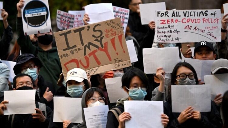 China acelerará la vacunación de personas mayores contra el COVID-19, después de las manifestaciones contra las restricciones sanitarias. Foto: AFP.