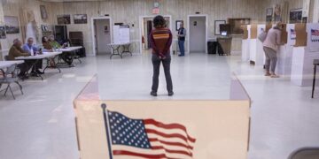 Colegios electorales de EEUU han comenzado a cerrar las puertas después de una jornada electoral.