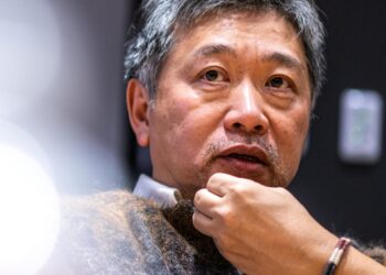 El cineasta japonés Hirokazu Kore-eda habla durante una entrevista a la AFP en Tokio el 9 de diciembre de 2022. Foto: AFP.