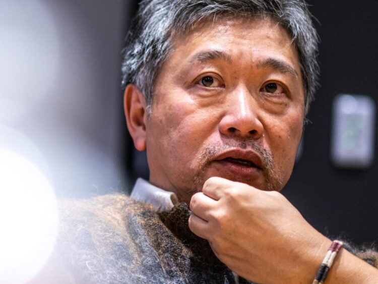 El cineasta japonés Hirokazu Kore-eda habla durante una entrevista a la AFP en Tokio el 9 de diciembre de 2022. Foto: AFP.