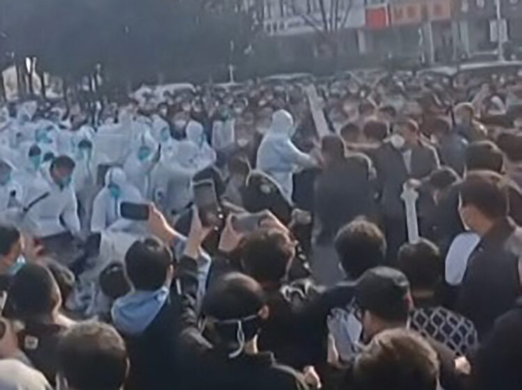 La ‘ciudad iPhone’ de China endurece sus medidas anticovid tras unas protestas violentas