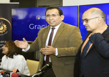 Pablo Camacho y miembros de la directiva de la CNI.