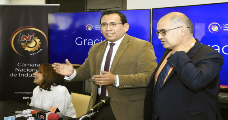 Pablo Camacho y miembros de la directiva de la CNI.