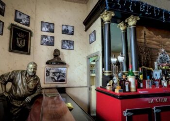 Una escultura del novelista estadounidense Ernest Hemingway en el bar La Floridita de La Habana, Cuba, el 20 de diciembre de 2022. Foto: AFP.