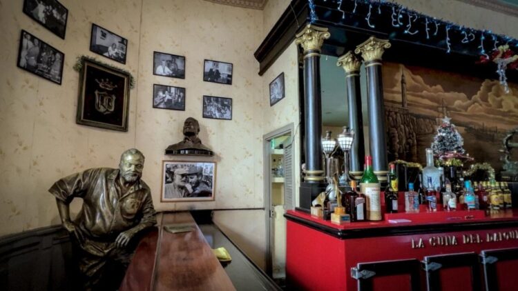 Una escultura del novelista estadounidense Ernest Hemingway en el bar La Floridita de La Habana, Cuba, el 20 de diciembre de 2022. Foto: AFP.
