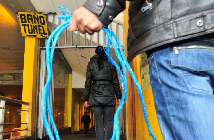 Aprehenden a ‘cogoteros’ de El Alto que utilizaban como anzuelo a una mujer