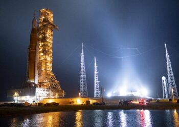 El cohete SLS regresó a su plataforma de lanzamiento en el estado de Florida para un nuevo intento de despegue a la Luna. Foto: AFP.