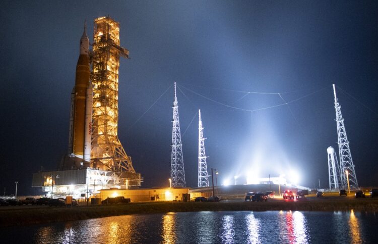 El cohete SLS regresó a su plataforma de lanzamiento en el estado de Florida para un nuevo intento de despegue a la Luna. Foto: AFP.
