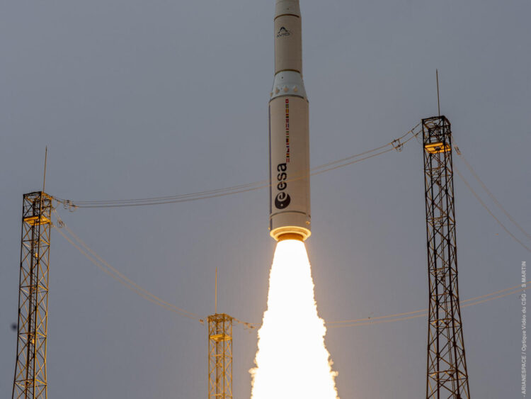 El cohete Vega-C despega para realizar su vuelo inaugural VV21 el 13 de julio de 2022 en Kourou, en la Guayana Francesa. Foto: AFP.