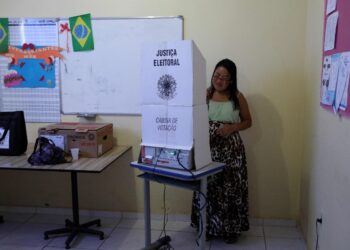 Colegios electorales cierran en Brasil tras balotaje entre Lula y Bolsonaro