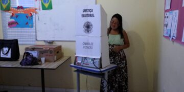 Colegios electorales cierran en Brasil tras balotaje entre Lula y Bolsonaro