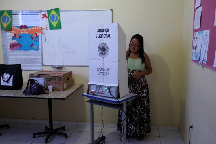 Colegios electorales cierran en Brasil tras balotaje entre Lula y Bolsonaro