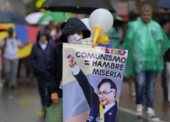 Miles de mujeres participan en una protesta contra una reforma fiscal propuesta por el gobierno del presidente izquierdista Gustavo Petro, en Bogotá, Colombia, el 22 de octubre de 2022. Foto: AFP.