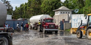 La distribución de combustible se reanudó en Haití, después de que la policía recuperó el control de la terminal petrolera.