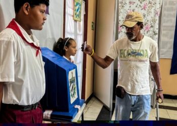 Un hombre deposita su voto para los comicios municipales en la urna de un colegio electoral de La Habana, el 27 de noviembre de 2022. Foto: AFP.