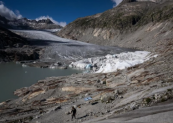 Una espuma cubre el Glaciar Rhone, en los Alpes suizos, para evitar su derretimiento, a efecto del calentamiento global. Foto: AFP.