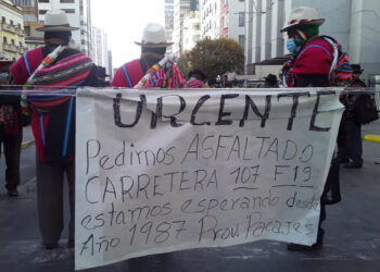 Comunarios de Pacajes protestan en el centro paceño en demanda del asfaltado de una carretera