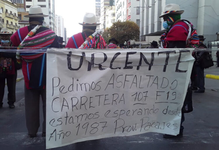 Comunarios de Pacajes protestan en el centro paceño en demanda del asfaltado de una carretera