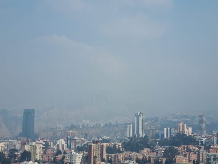 La intensa humareda ha generado polución en la atmósfera. Foto: Rubén Atahuichi
