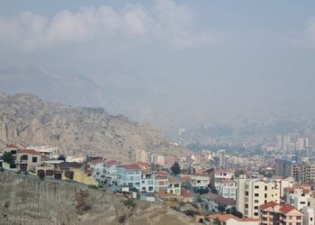 La contaminación del aire amenaza la salud de los paceños. Foto: Rubén Atahuichi