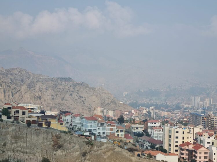 La contaminación del aire amenaza la salud de los paceños. Foto: Rubén Atahuichi