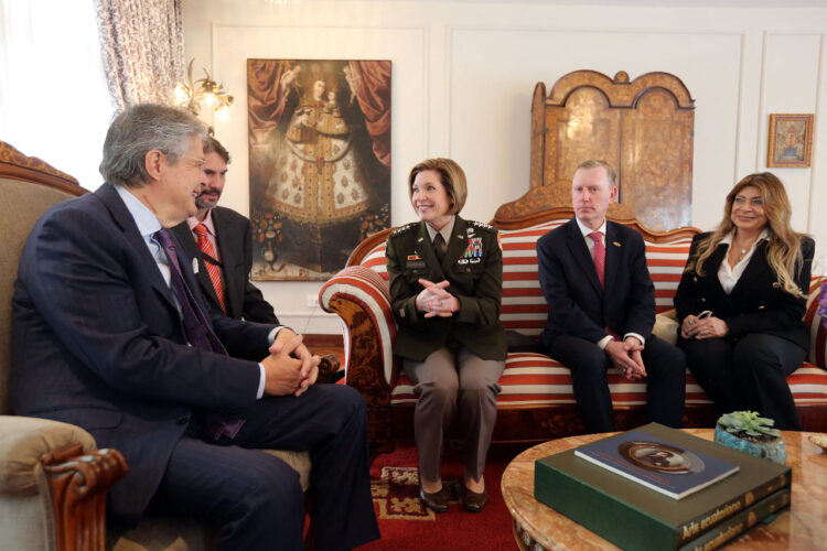 Jefa del Comando Sur de EEUU y presidente de Ecuador dialogan sobre seguridad