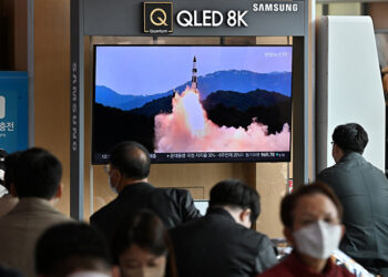 Corea del Norte lanza un misil balístico hacia el mar de Japón.