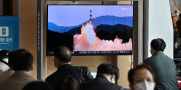 Corea del Norte lanza un misil balístico hacia el mar de Japón.