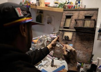 Danny Cortes en su taller de Nueva York, el 19 de diciembre de 2022. Foto: AFP.