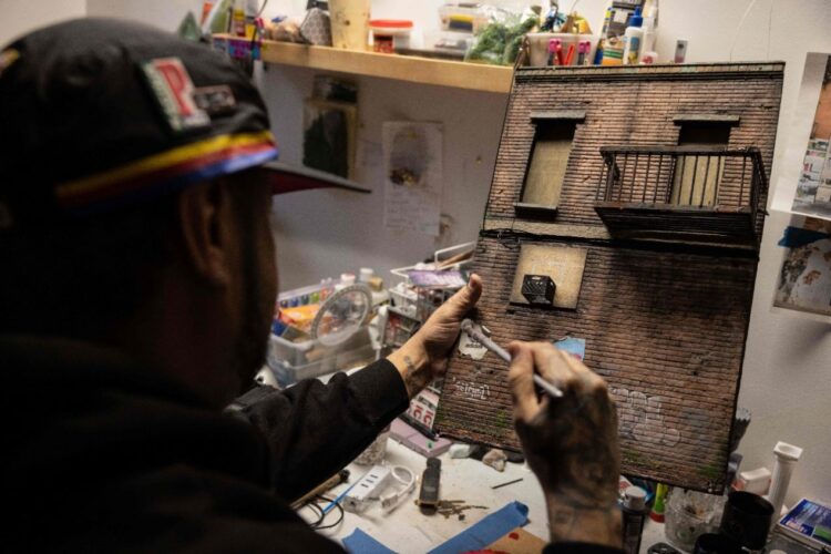 Danny Cortes en su taller de Nueva York, el 19 de diciembre de 2022. Foto: AFP.