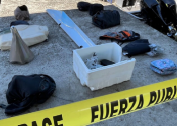 Imagen difundida por el Ministerio de Seguridad Pública de Costa Rica muestra los objetos encontrados durante el registro de una avioneta que se estrelló en la costa de Costa Rica en la víspera, tomada en el puerto de Limón, el 22 de octubre de 2022. Foto: AFP.