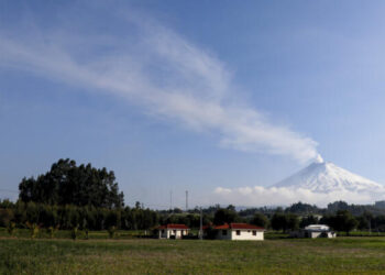 El volcán Cotopaxi, que emite cenizas y gases, fotografiado desde la localidad ecuatoriana de Mulalo el 28 de diciembre de 2022. Foto: AFP.
