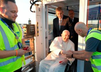 El Papa llegó a Kazajistán para una visita de tres días