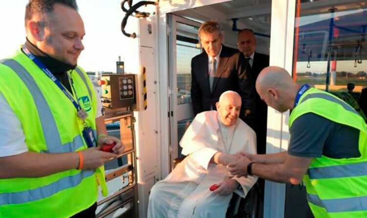 El Papa llegó a Kazajistán para una visita de tres días