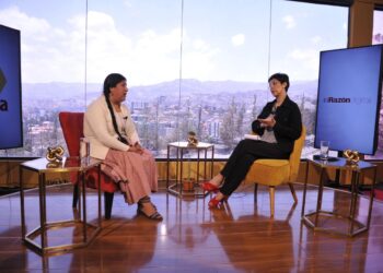 La directora del Musef, Elvira Espejo, en la entrevista de Piedra, Papel y Tinta, explica las celebraciones de la crianza mutua en la Isla del Sol. Foto: Oswaldo Aguirre.
