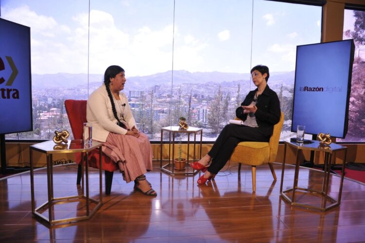 La directora del Musef, Elvira Espejo, en la entrevista de Piedra, Papel y Tinta, explica las celebraciones de la crianza mutua en la Isla del Sol. Foto: Oswaldo Aguirre.
