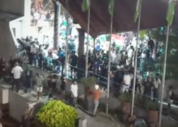 Cabildo termina en trifulca y hostigamiento en casa de Calvo, al que tildan de traidor
