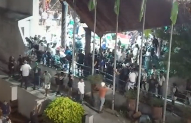 Cabildo termina en trifulca y hostigamiento en casa de Calvo, al que tildan de traidor
