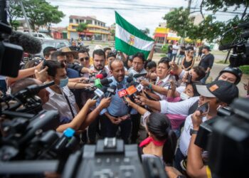 El gobernador de Santa Cruz, Luis Fernando Camacho, declara a los medios sobre la decisión de tomar un cuarto intermedio hasta mediodía. Foto: Rodwy Cazón.