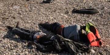 Descubren 15 cuerpos en las costas de Libia, algunos calcinados
